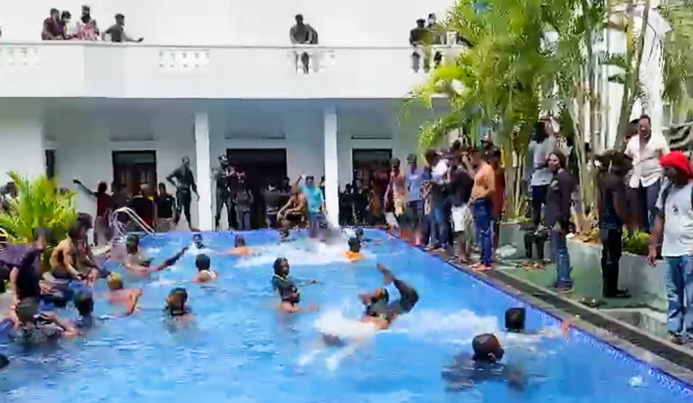Sri Lanka: Dân nhảy xuống hồ bơi, ngồi &#34;họp nội các&#34; trong dinh Tổng thống - 1