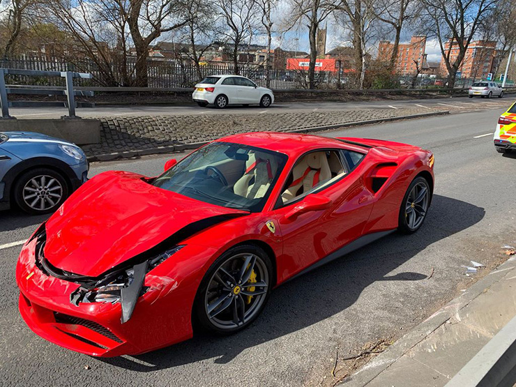 Chủ xe lái Ferrari 488 GTB vừa mua ra khỏi đại lý được 3,2km đã gây tai nạn - 1