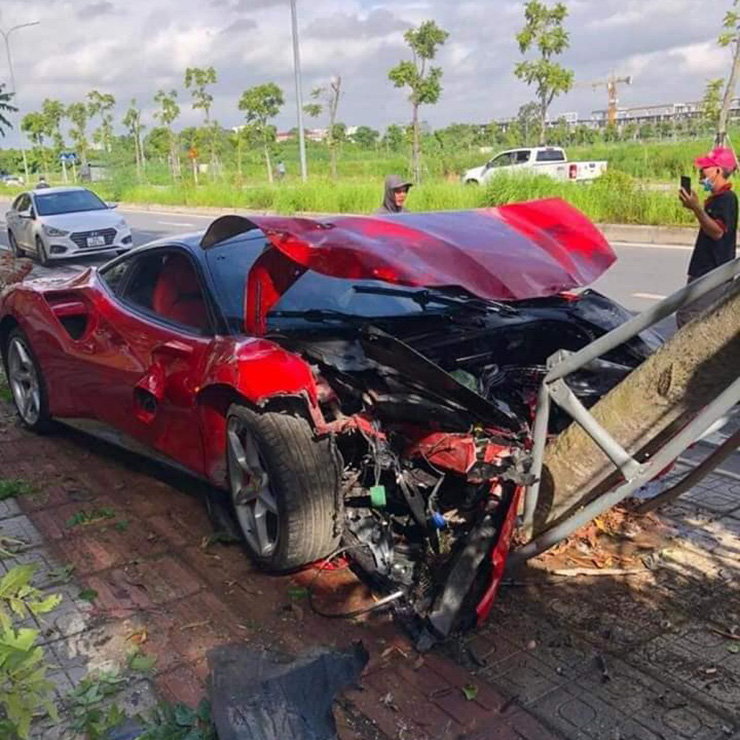 Chủ xe lái Ferrari 488 GTB vừa mua ra khỏi đại lý được 3,2km đã gây tai nạn - 3