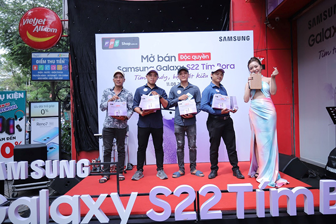 Chưa đầy 1 giờ, FPT Shop đã bán hết 22 chiếc Galaxy S22 Bora Purple đầu tiên - 2