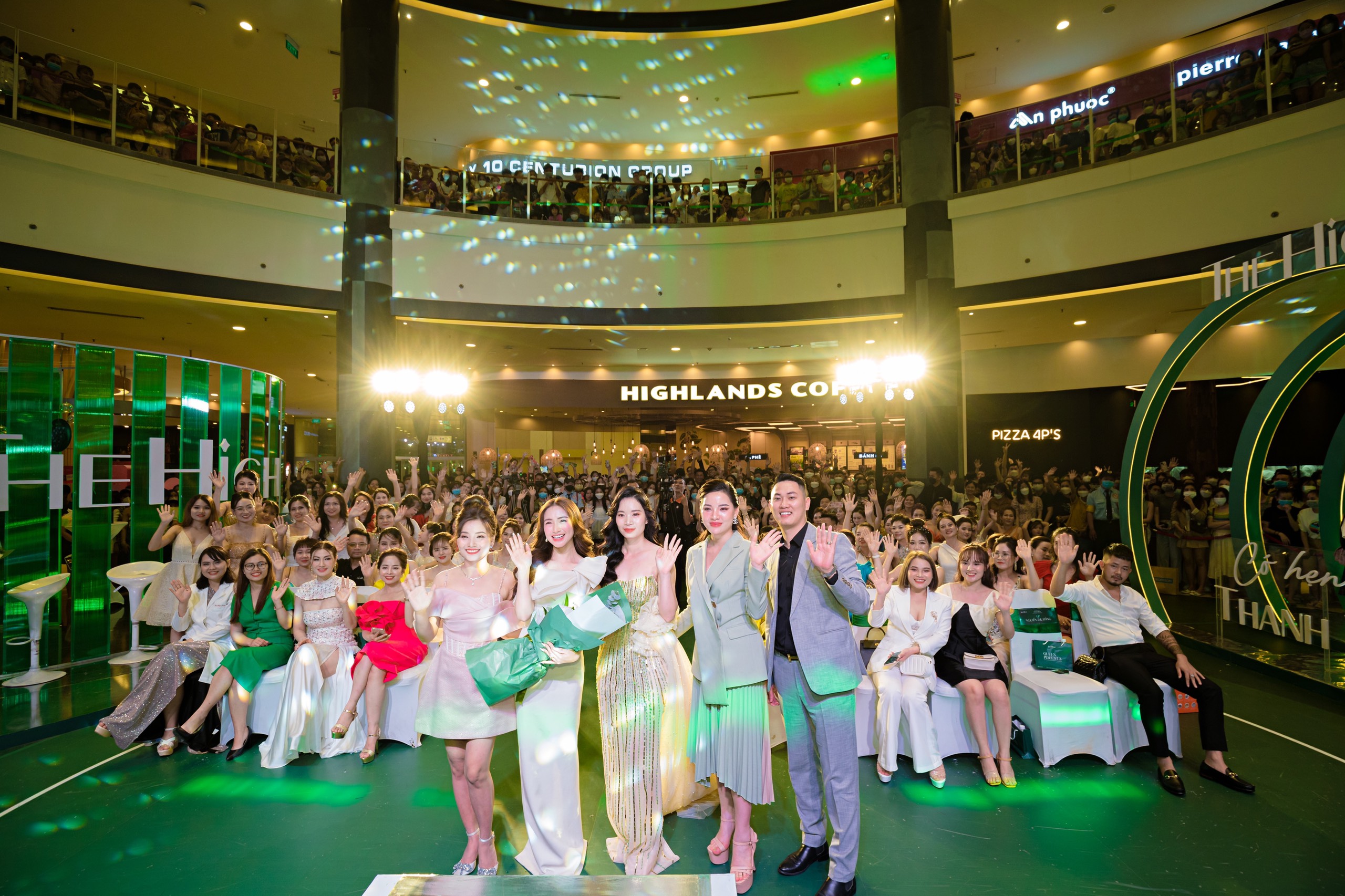 Ca sĩ Isaac – Hòa Minzy cháy hết mình tại sự kiện “Có hẹn với thanh xuân phủ xanh Queen Placenta” tại Aeon Mall Tân Phú - 6