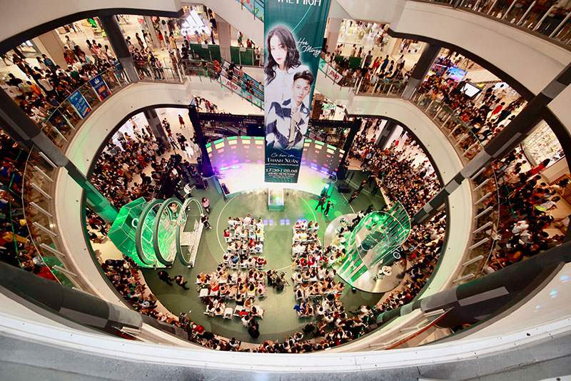 Ca sĩ Isaac – Hòa Minzy cháy hết mình tại sự kiện “Có hẹn với thanh xuân phủ xanh Queen Placenta” tại Aeon Mall Tân Phú - 2