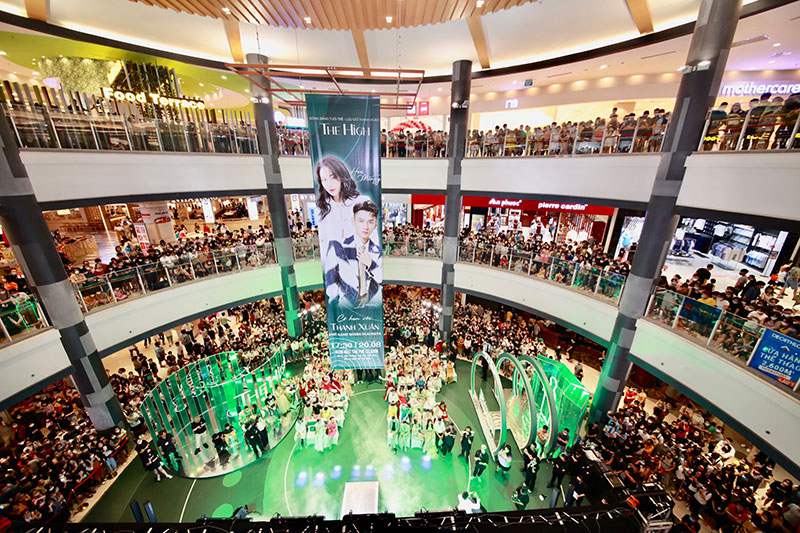 Ca sĩ Isaac – Hòa Minzy cháy hết mình tại sự kiện “Có hẹn với thanh xuân phủ xanh Queen Placenta” tại Aeon Mall Tân Phú - 4