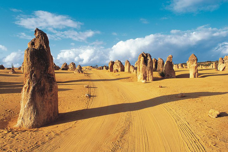 Hàng ngàn cột đá kỳ lạ trong sa mạc, cảnh tượng ngoạn mục hiếm có - 4