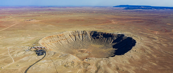 Miệng núi lửa nằm giữa sa mạc khô cằn, là kết quả của vụ va chạm với thiên thạch - 1