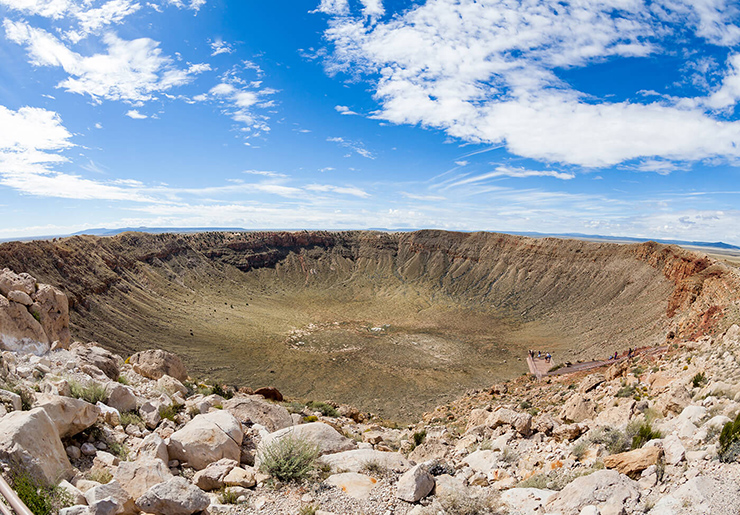 Miệng núi lửa nằm giữa sa mạc khô cằn, là kết quả của vụ va chạm với thiên thạch - 2