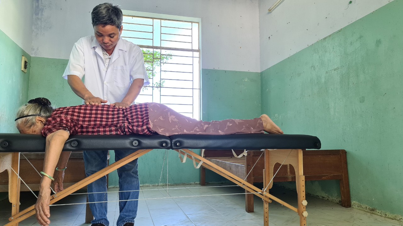 Lương y Phan Nhật Anh tỉnh Ninh Thuận dùng xoa bóp chữa bệnh, mang “phép màu” cho bệnh nhân - 2