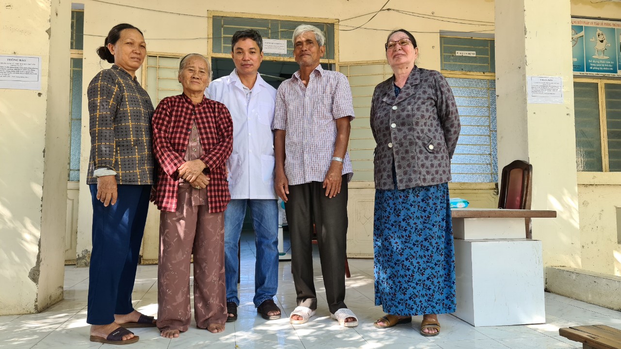 Lương y Phan Nhật Anh tỉnh Ninh Thuận dùng xoa bóp chữa bệnh, mang “phép màu” cho bệnh nhân - 6
