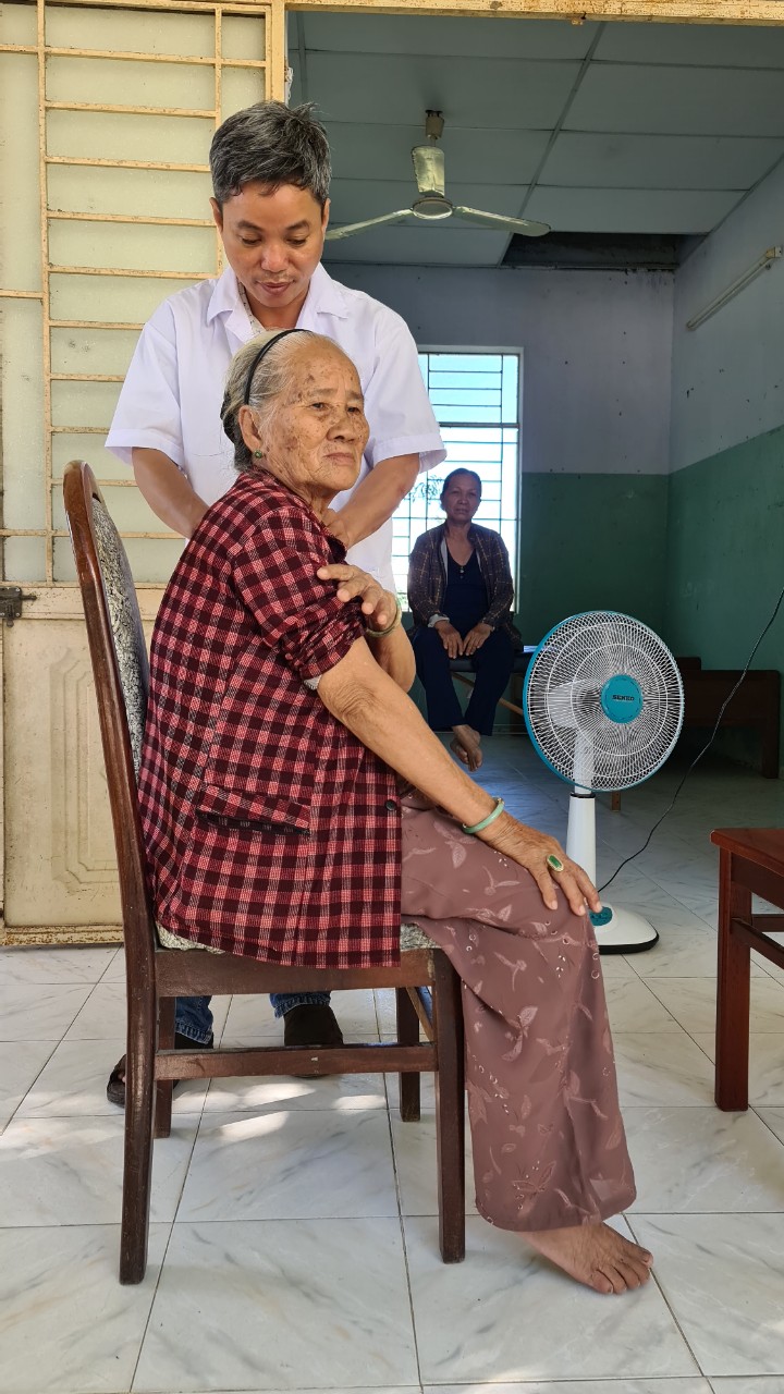 Lương y Phan Nhật Anh tỉnh Ninh Thuận dùng xoa bóp chữa bệnh, mang “phép màu” cho bệnh nhân - 5