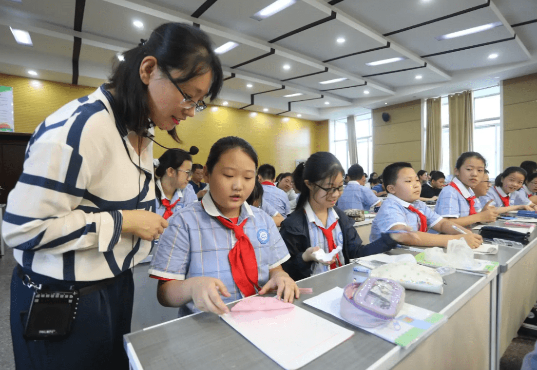Trường cấp 2 tuyển giáo viên lương 1,3 tỷ/ năm và yêu cầu bất ngờ - 1