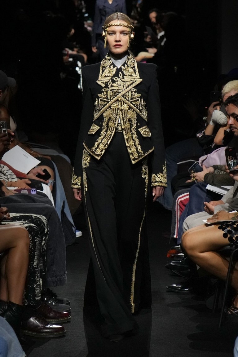Jean Paul Gaultier Couture Fall 2023 tôn vinh chiếc áo ngực hình nón kinh điển - 1