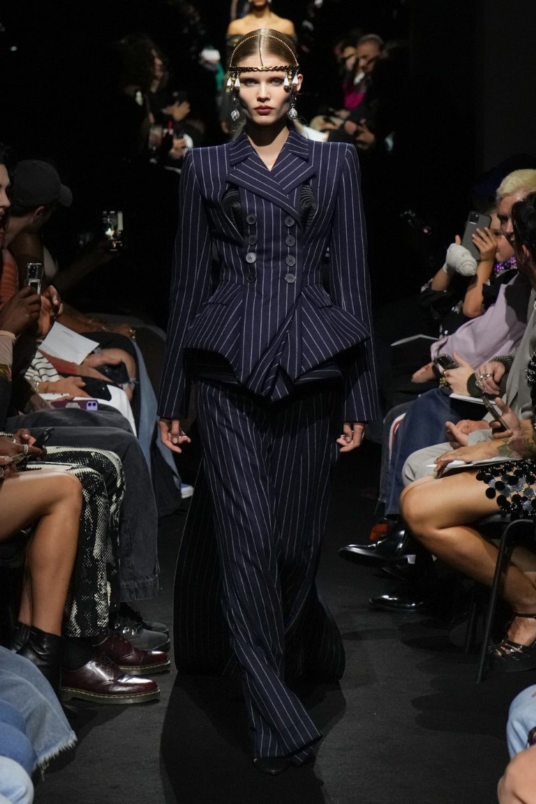 Jean Paul Gaultier Couture Fall 2023 tôn vinh chiếc áo ngực hình nón kinh điển - 2