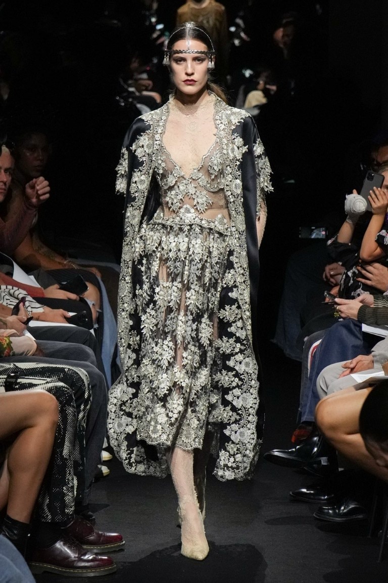 Jean Paul Gaultier Couture Fall 2023 tôn vinh chiếc áo ngực hình nón kinh điển - 11