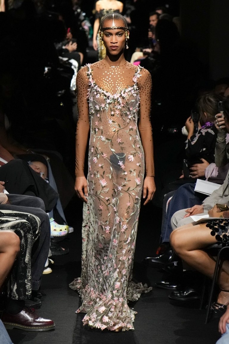 Jean Paul Gaultier Couture Fall 2023 tôn vinh chiếc áo ngực hình nón kinh điển - 9