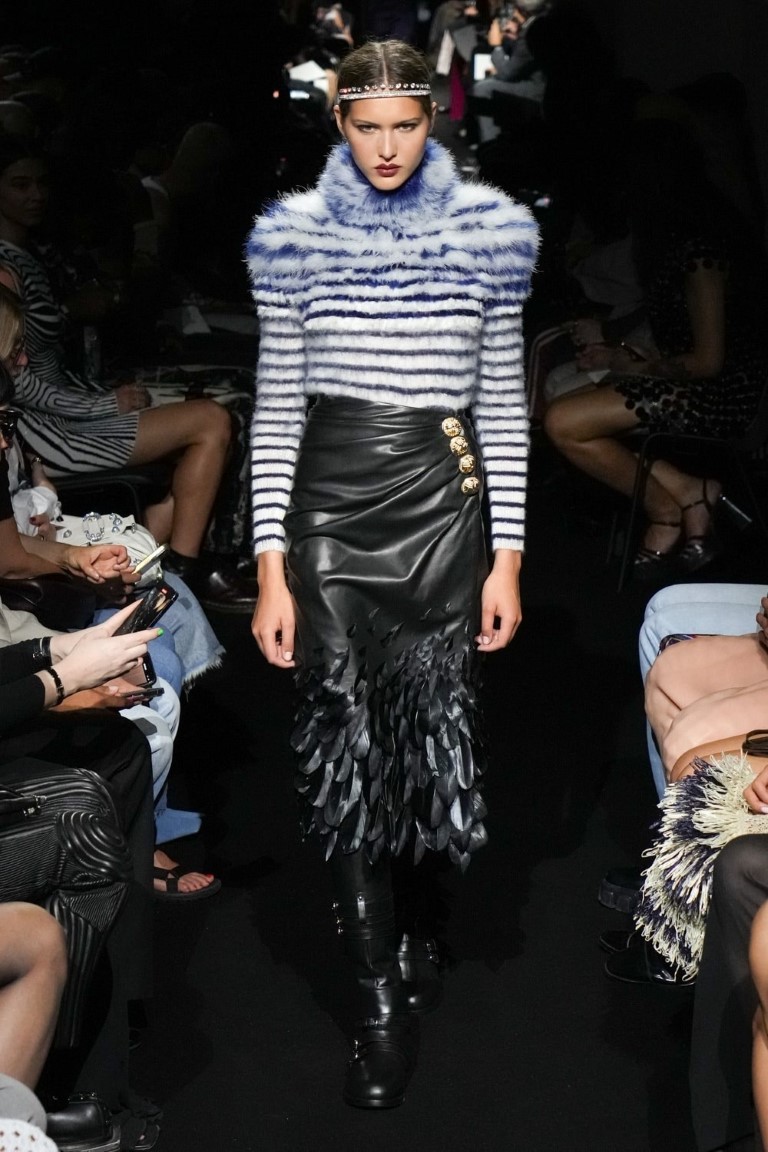 Jean Paul Gaultier Couture Fall 2023 tôn vinh chiếc áo ngực hình nón kinh điển - 3
