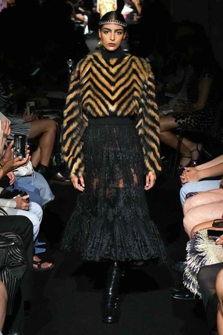 Jean Paul Gaultier Couture Fall 2023 tôn vinh chiếc áo ngực hình nón kinh điển - 13