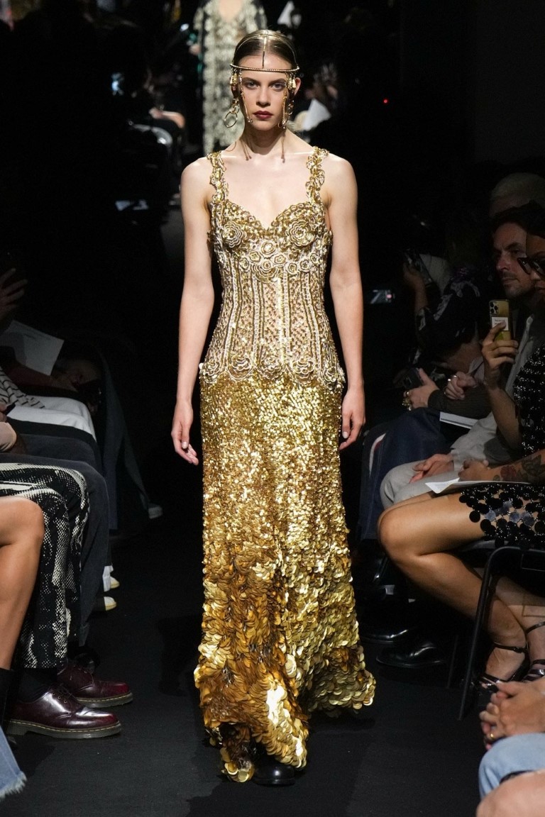 Jean Paul Gaultier Couture Fall 2023 tôn vinh chiếc áo ngực hình nón kinh điển - 12