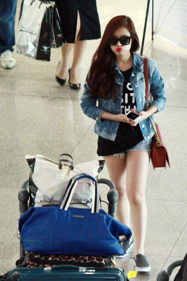 Hoàng Thùy Linh, hoa hậu Việt lộ nhan sắc thật qua loạt ảnh "bị chụp lén" ở sân bay - 3