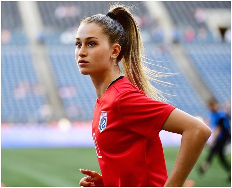 Người đàn ông kém sắc vẫn làm &#34;nữ thần bóng đá&#34; World Cup 2023 đổ gục là ai? - 1