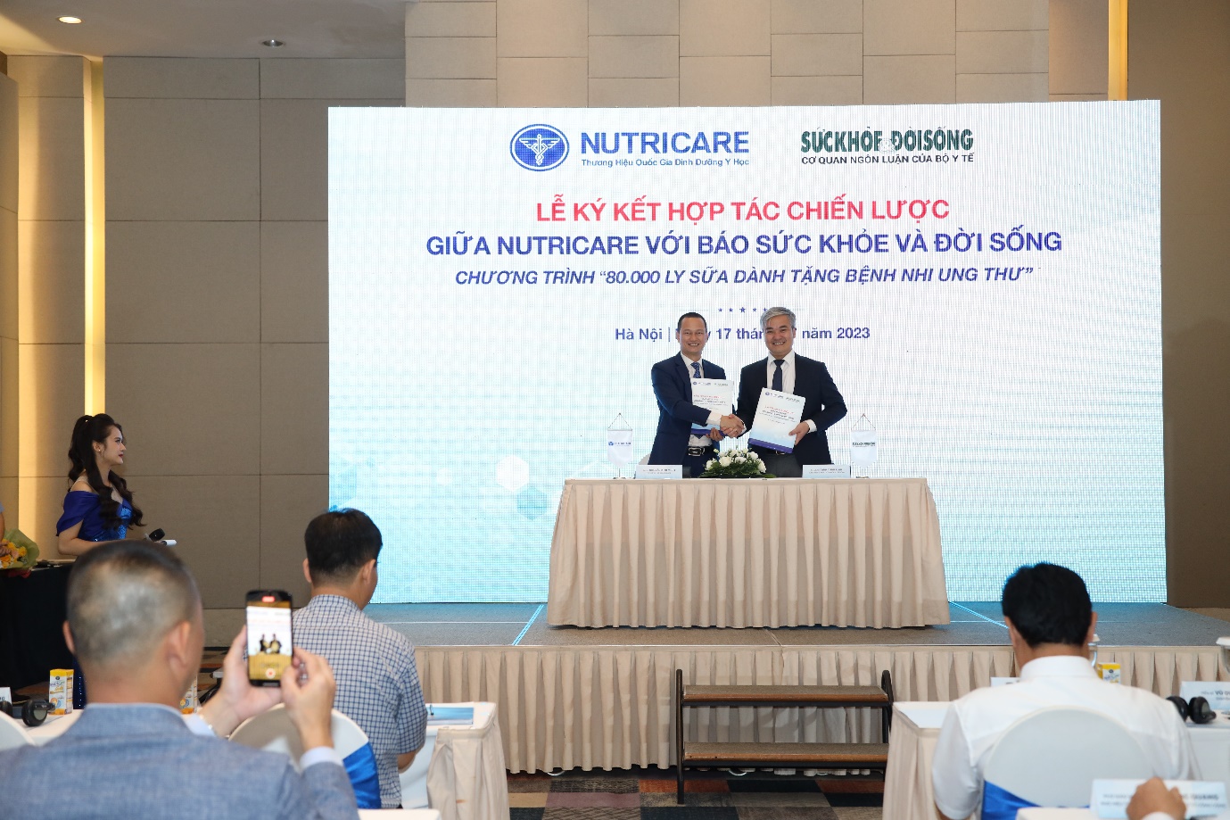 Nutricare và Báo Sức khỏe & Đời sống dành tặng 80.000 ly sữa đến bệnh nhi ung thư - 1