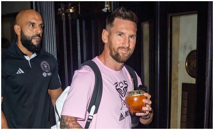 Người đàn ông lực lưỡng đi bên Messi, chiếm trọn spotlight là ai? - 2