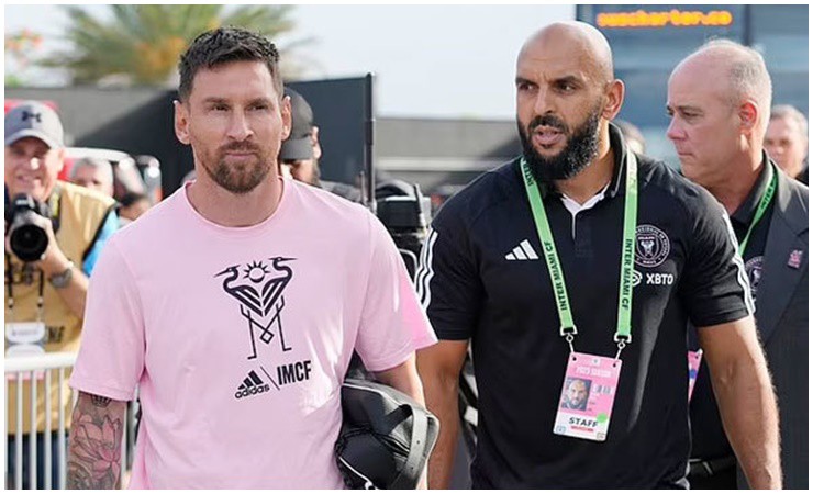 Người đàn ông lực lưỡng đi bên Messi, chiếm trọn spotlight là ai? - 1