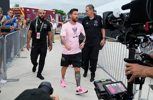 Người đàn ông lực lưỡng đi bên Messi, chiếm trọn spotlight là ai? - 3