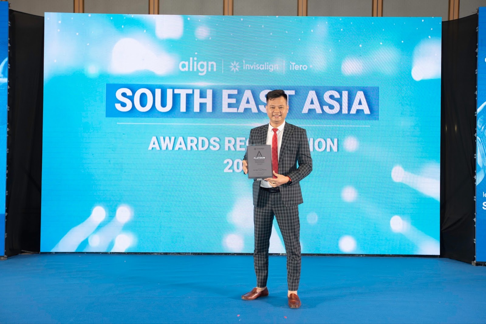 Bác sĩ Ngô Tùng Phương kiến tạo nụ cười hoàn hảo từ sự kết hợp Invisalign và răng sứ thẩm mỹ - 1