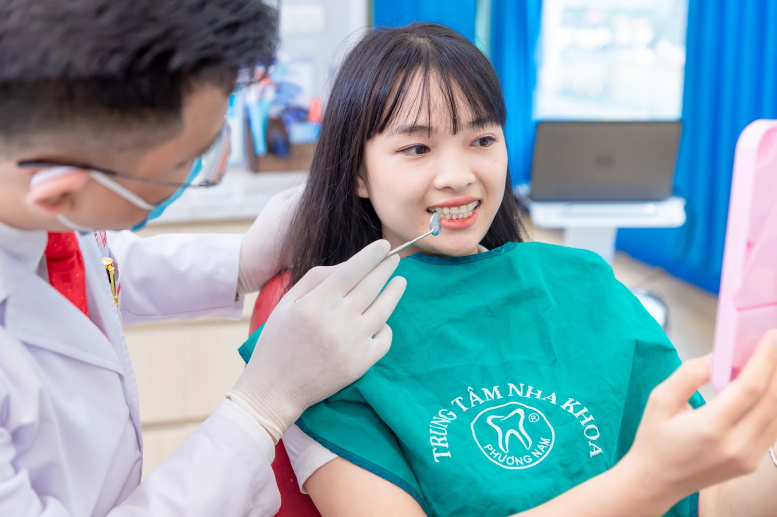 Bác sĩ Ngô Tùng Phương kiến tạo nụ cười hoàn hảo từ sự kết hợp Invisalign và răng sứ thẩm mỹ - 4