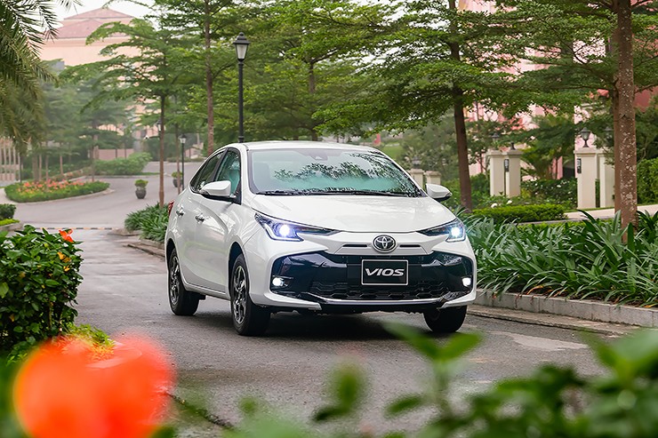 Toyota Vios &#34;chơi lớn&#34;, giảm 100% lệ phí trước bạ - 1