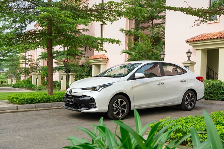 Toyota Vios &#34;chơi lớn&#34;, giảm 100% lệ phí trước bạ - 2