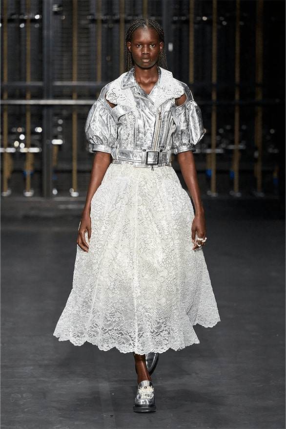 Tình yêu hiện diện trong bộ sưu tập của Simone Rocha - 1
