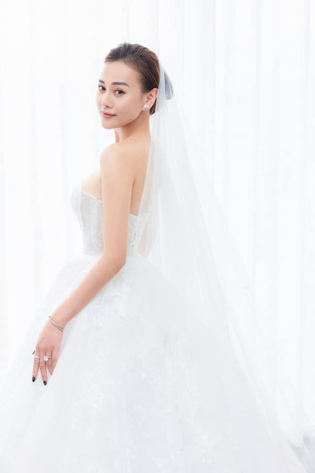 Phương Oanh tung ảnh diện váy cưới gợi cảm, đám cưới Shark Bình đang đến gần - 3
