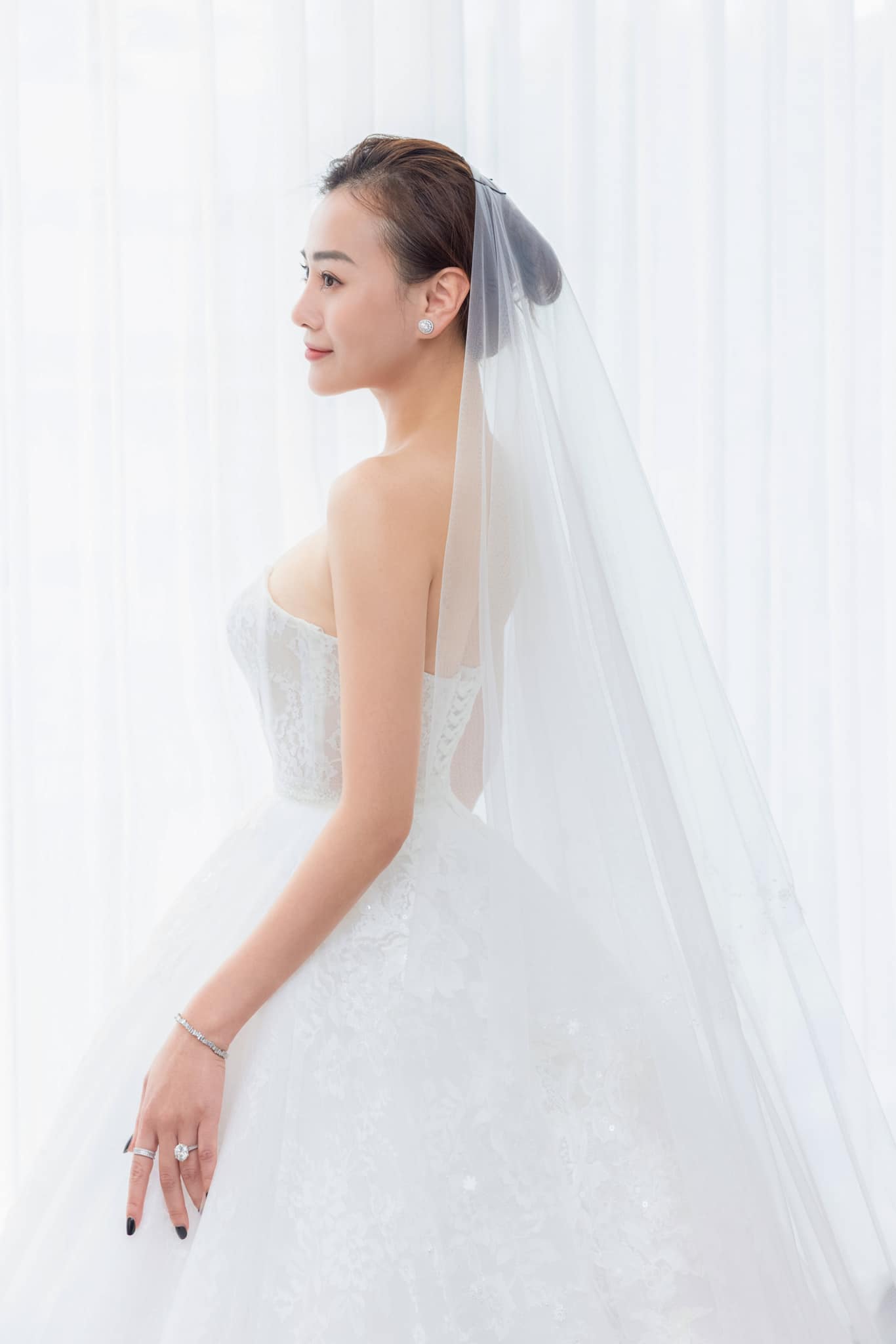 Phương Oanh tung ảnh diện váy cưới gợi cảm, đám cưới Shark Bình đang đến gần - 1