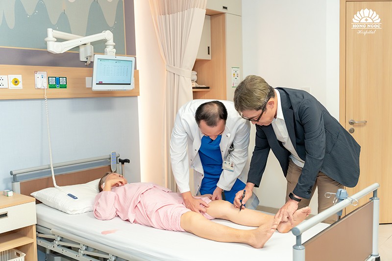 BVĐK Hồng Ngọc hợp tác với Giáo sư Nhật Bản đưa phương pháp thay khớp gối không cắt gân cơ về Việt Nam - 1
