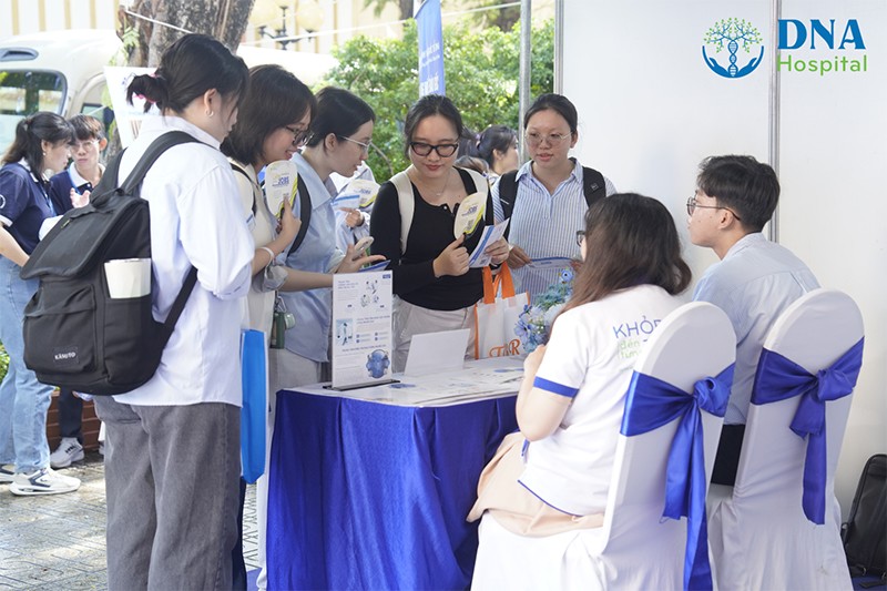 Bệnh viện Quốc tế DNA thu hút hàng ngàn sinh viên tại ngày hội việc làm - 2