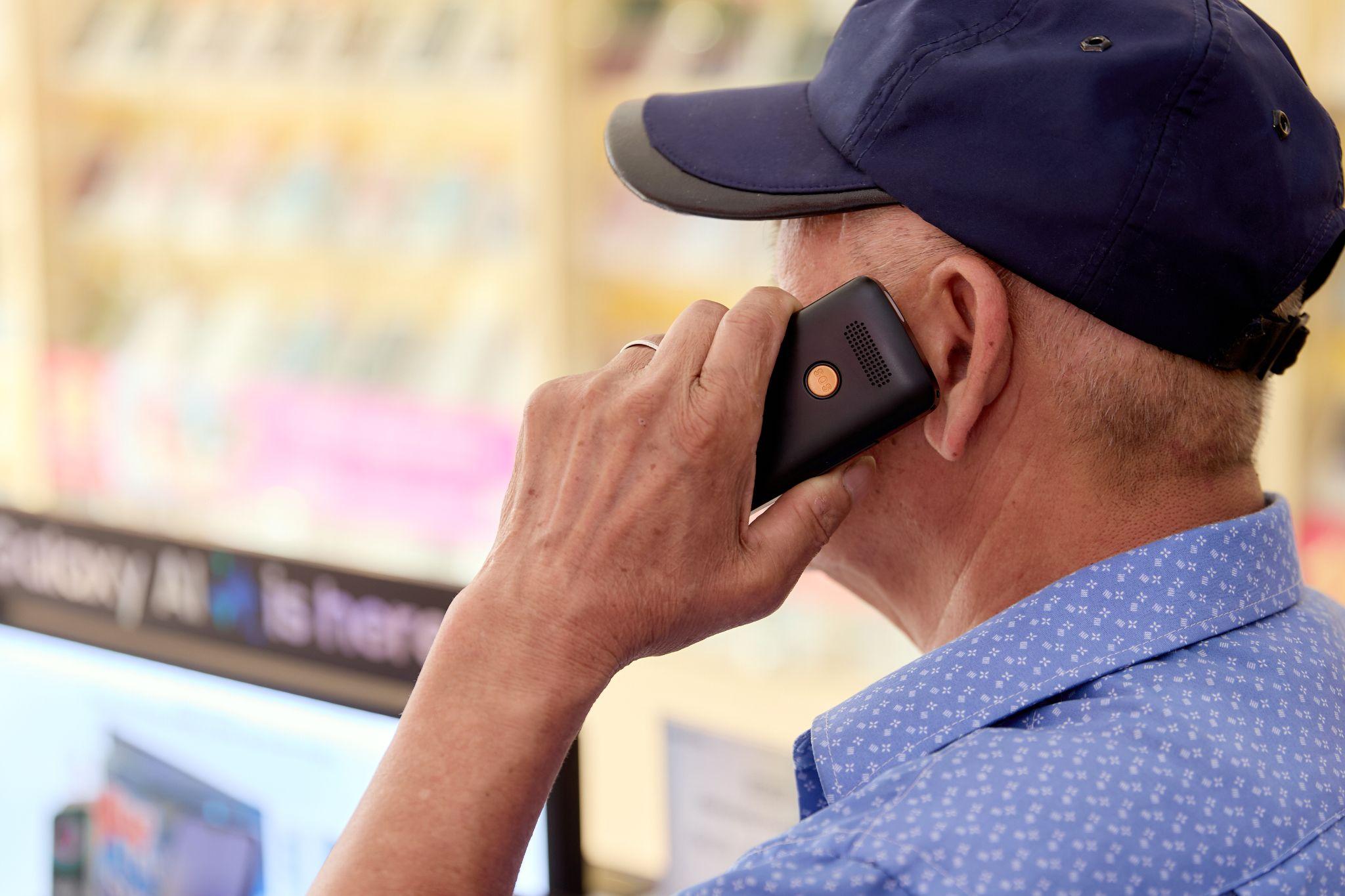 Người trẻ giúp phụ huynh chọn máy, lựa mạng, cả nhà cùng lên đời 4G trước "giờ G" - 1