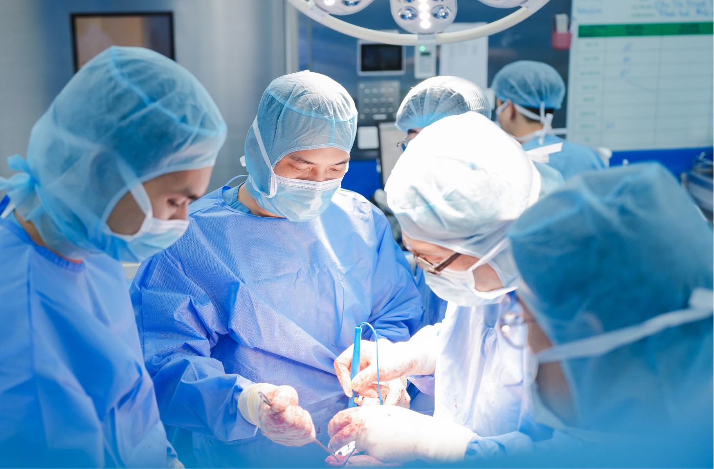 Bệnh viện Hồng Ngọc tiên phong thay 2 khớp gối không cắt gân cơ trong 1 cuộc mổ - 1