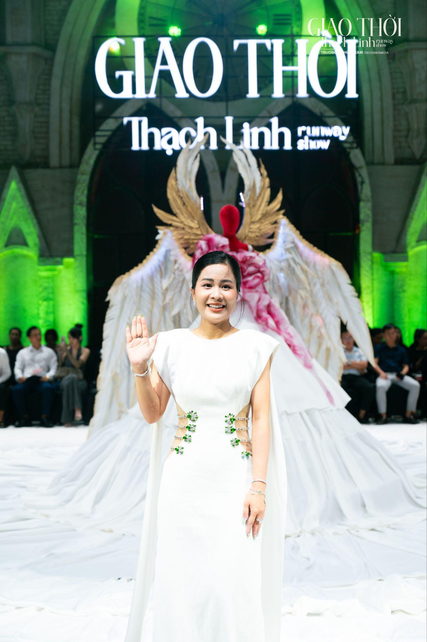 Mãn nhãn với trang sức JH Diamond trên sàn diễn Giao Thời Thạch Linh - 8