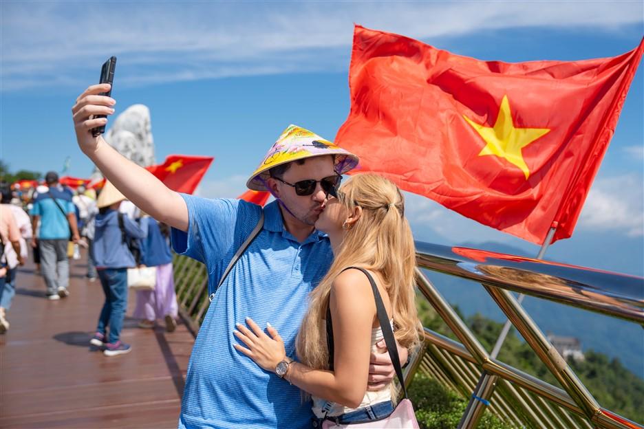 Đà Nẵng: Du khách đội nón lá, mặc áo in màu cờ Tổ quốc check in Ba Na Hills - 3