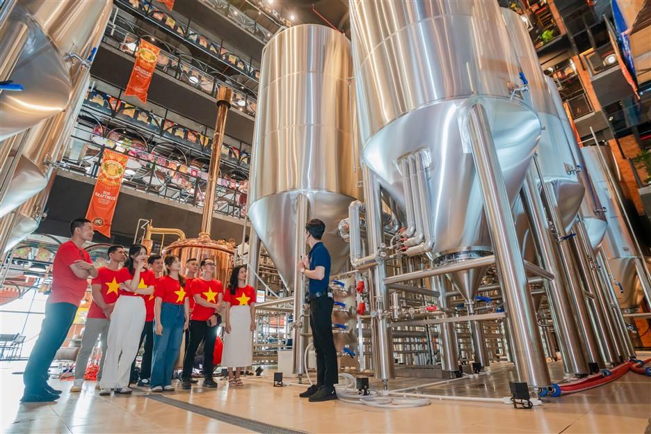 Đà Nẵng: Du khách đội nón lá, mặc áo in màu cờ Tổ quốc check in Ba Na Hills - 8