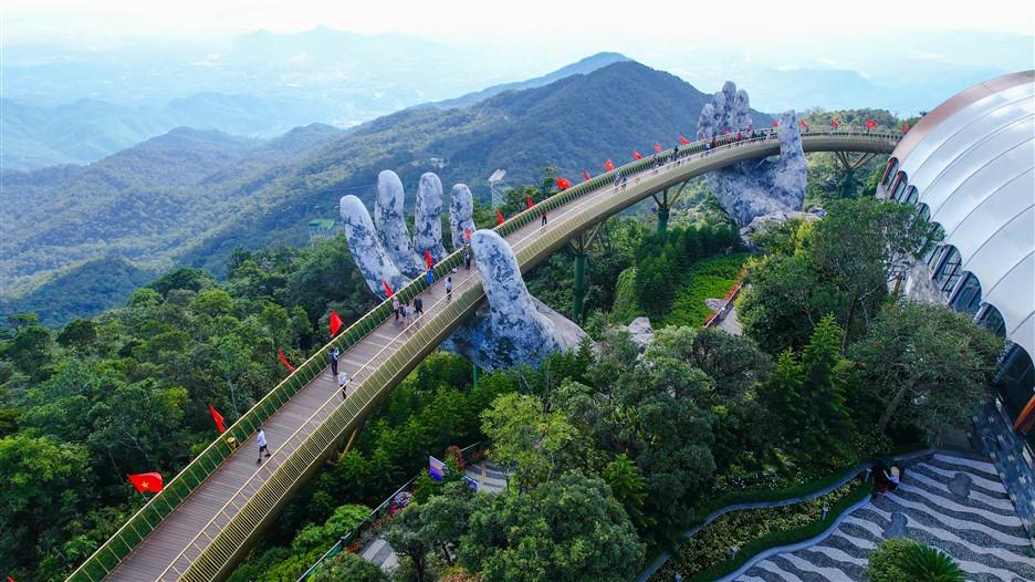 Đà Nẵng: Du khách đội nón lá, mặc áo in màu cờ Tổ quốc check in Ba Na Hills - 2