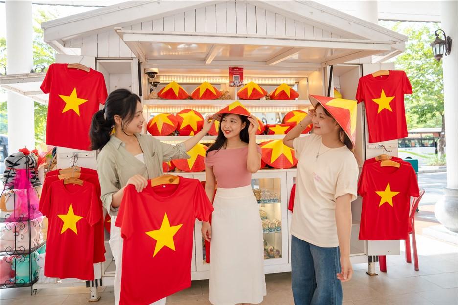 Đà Nẵng: Du khách đội nón lá, mặc áo in màu cờ Tổ quốc check in Ba Na Hills - 7