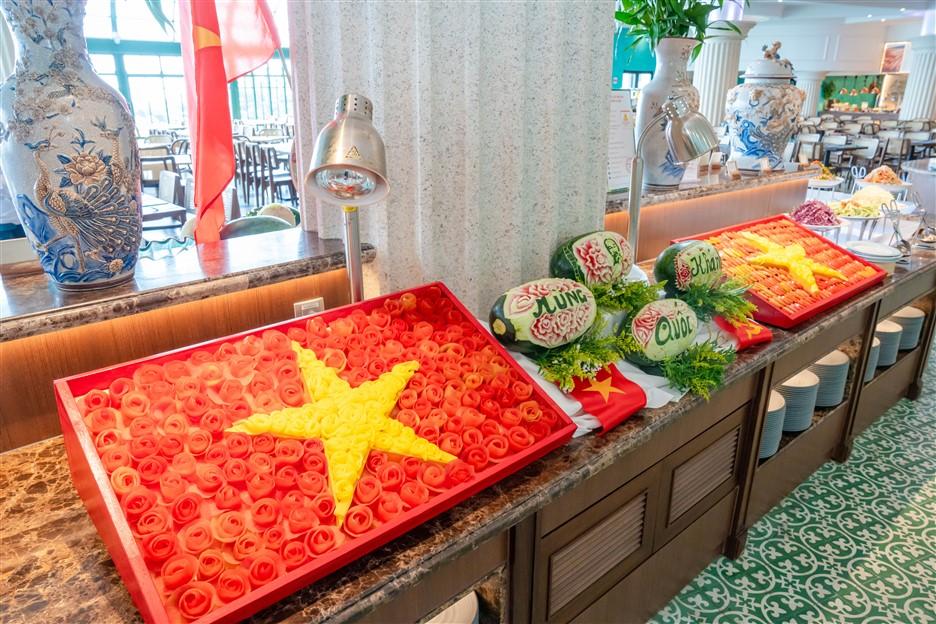Đà Nẵng: Du khách đội nón lá, mặc áo in màu cờ Tổ quốc check in Ba Na Hills - 6
