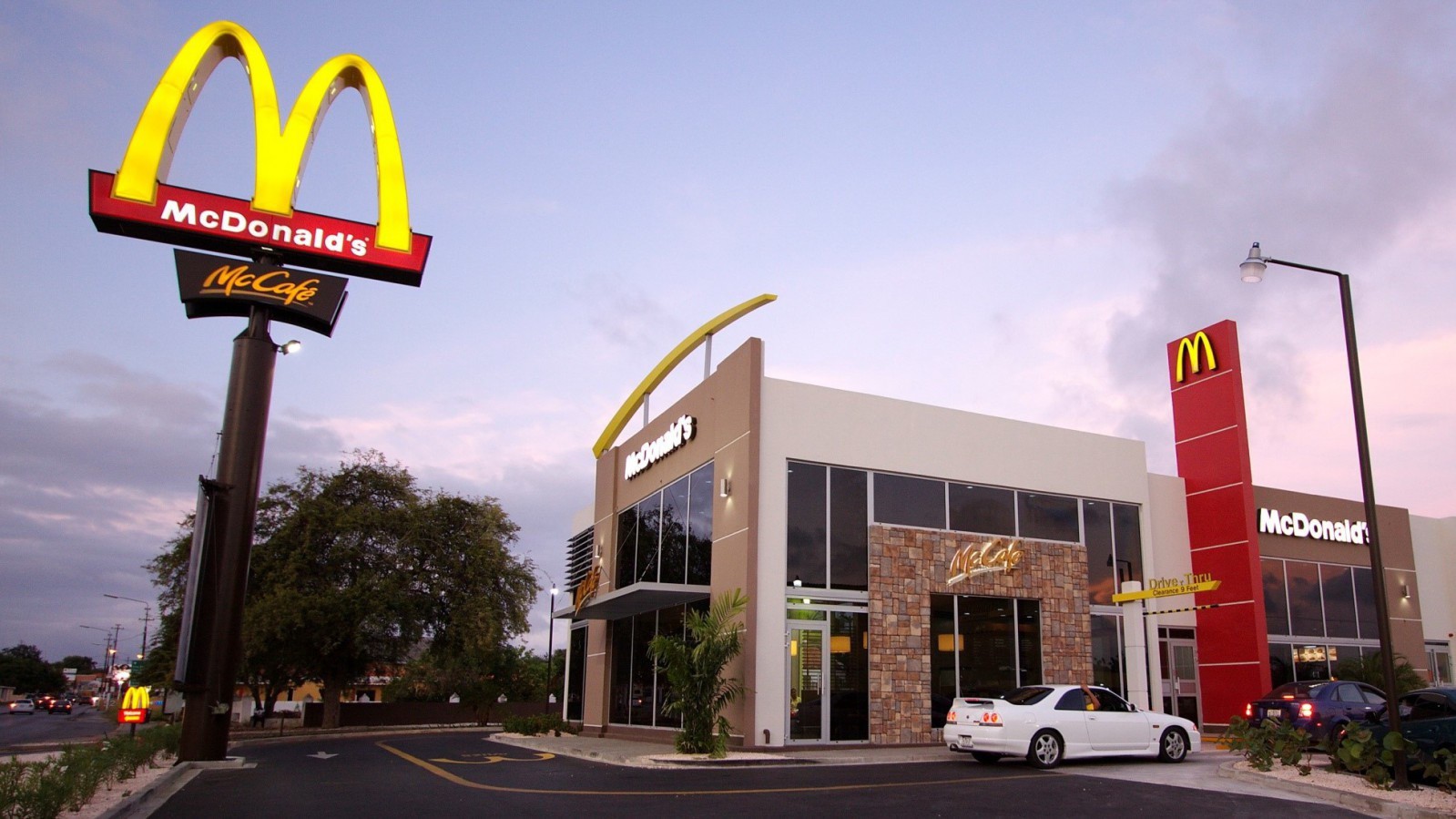 Cứ tưởng McDonald&#39;s bán gà mà giàu, thực chất họ kiếm bộn tiền bằng cách ít ai ngờ tới - 1