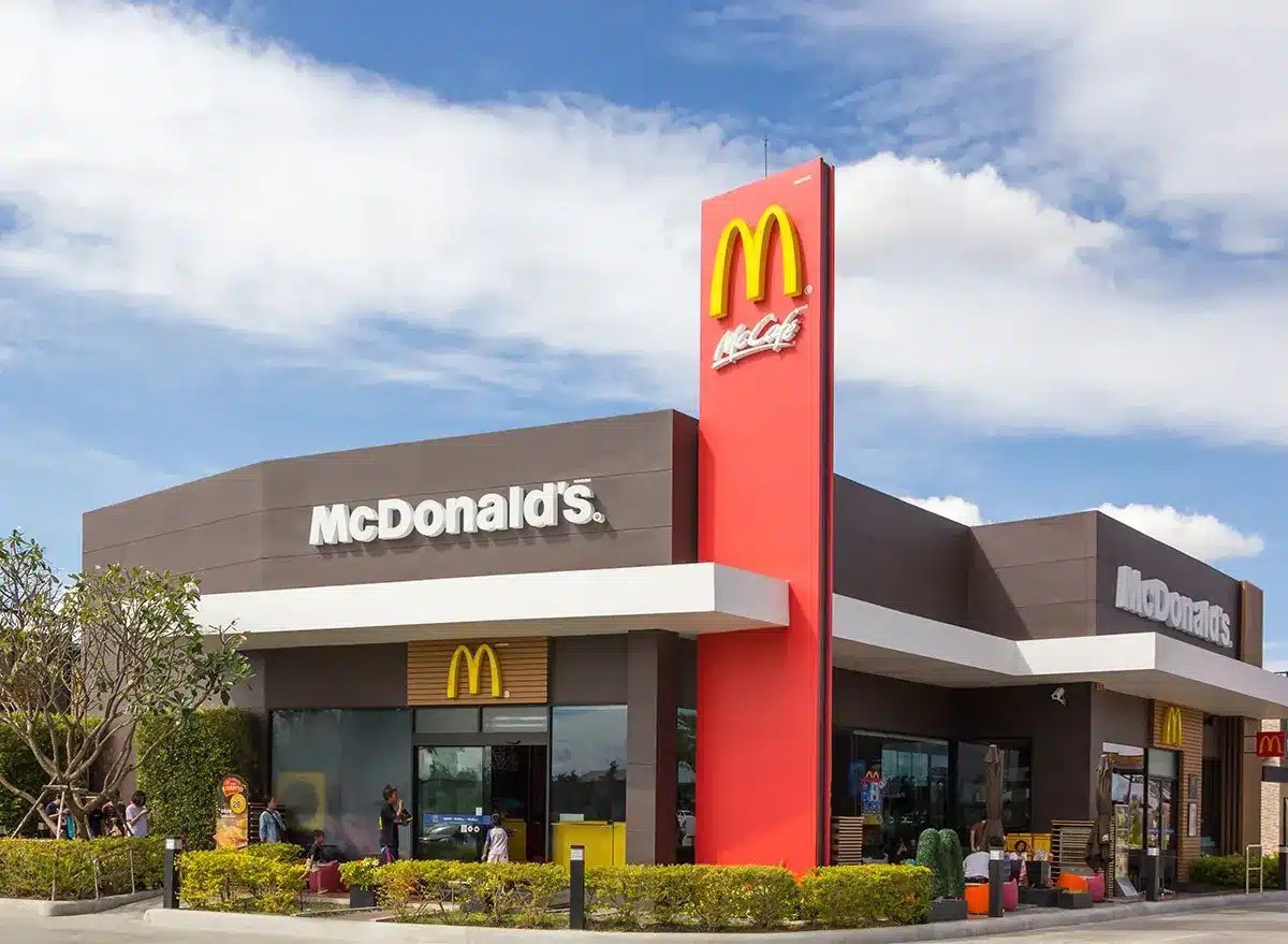 Cứ tưởng McDonald&#39;s bán gà mà giàu, thực chất họ kiếm bộn tiền bằng cách ít ai ngờ tới - 2