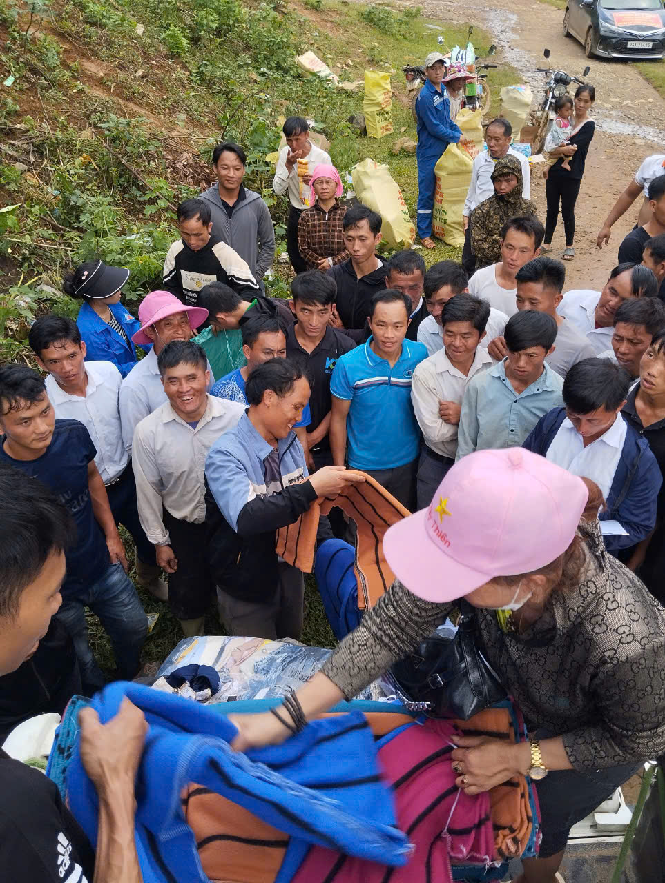 Quỹ Trăng Khuyết chuyển trao 2.700 thùng hàng cứu trợ của người dân Sài Gòn gửi tới bà con Lào Cai  - 5