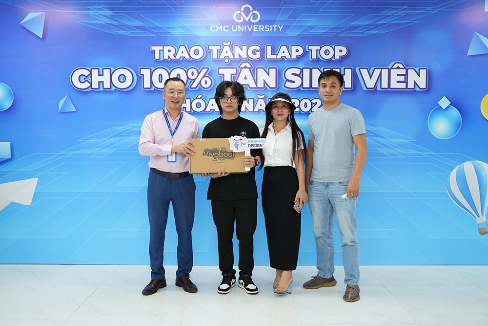 Trường Đại học CMC tặng laptop cho tân sinh viên cùng quỹ học bổng 96 tỷ đồng - 1