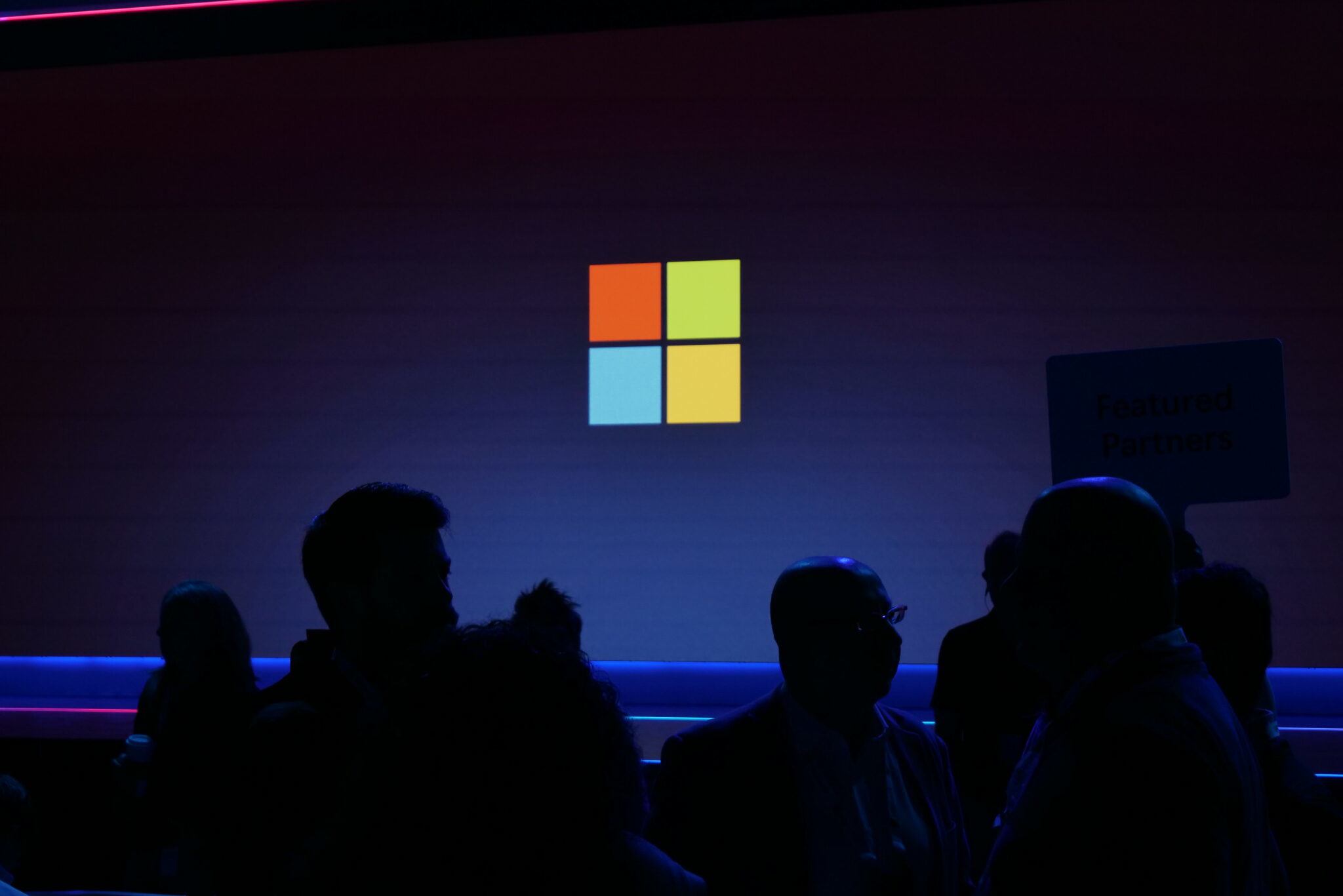 Hé lộ nguyên nhân gã khổng lồ công nghệ Microsoft tiếp tục cắt giảm 9.000 nhân sự toàn cầu - 1
