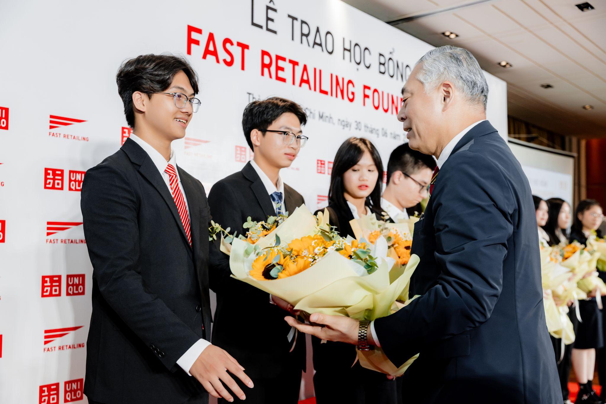 Fast Retailing chắp cánh ước mơ du học Nhật Bản cho 12 em học sinh Việt Nam ưu tú - 2